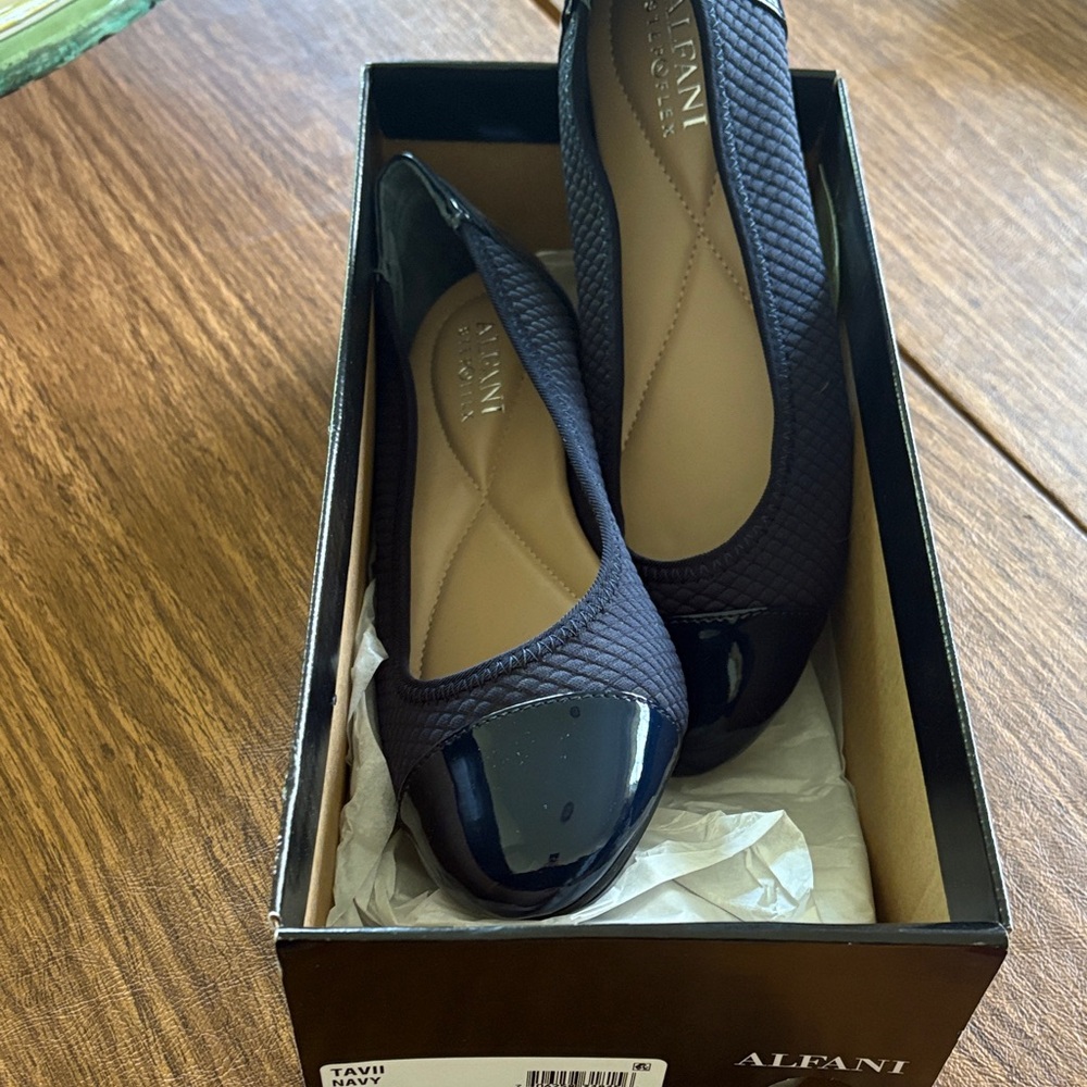 Alfani Women's Navy slip on fabric shoe. Patent toe and back.
New
super cute!
